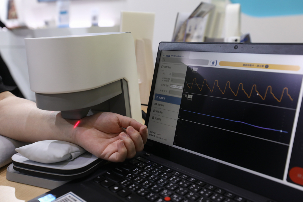 彩虹多多耘康脈象檢測系統透過電腦精準控制升降系統，還原中醫師三指把脈過程的舉、按、尋手法，將脈象感受轉化成數據，未來可結合大數據分析，實現智慧醫療及準確性